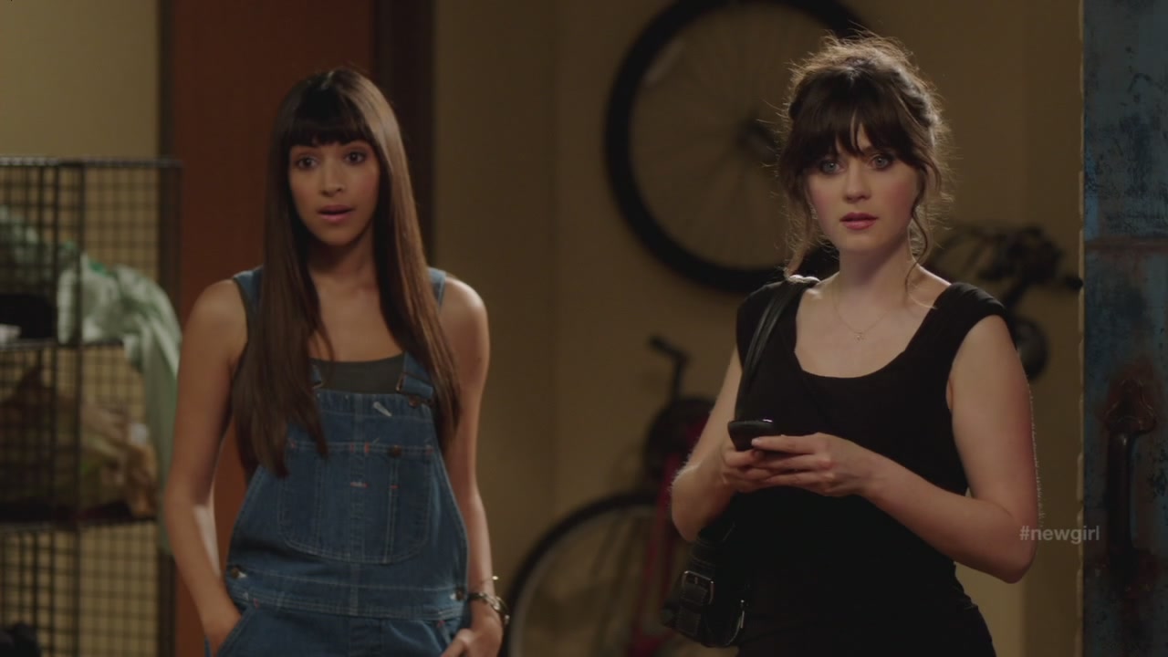 New.Girl.S01E01.720p.HDTV.X264-DIMENSION[21-37-43].JPG