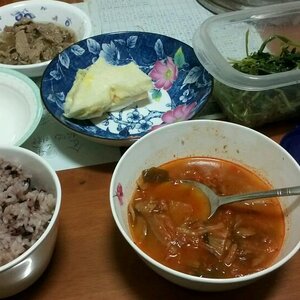 지금 샌드위치랑 김치찌개랑 같이 먹는데