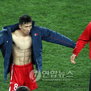 내일 약속 안잡고 그냥 집에서 축구나...