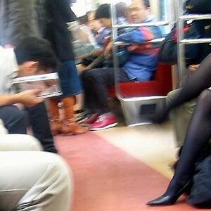 지하철에서 맞은편 여성과의 시선처리가 난감할 때.jpg